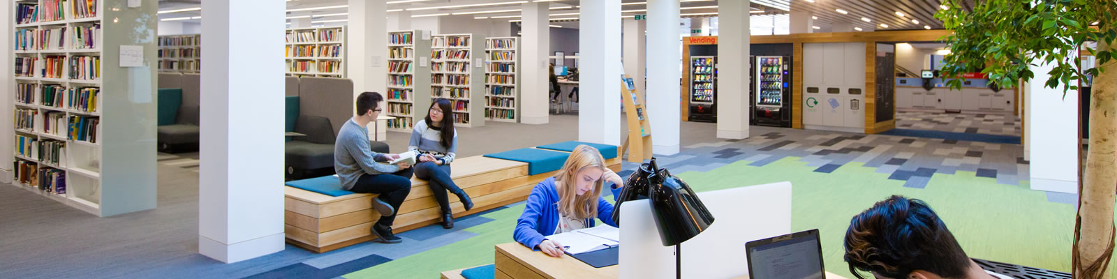 Student in the СʪƵ university library